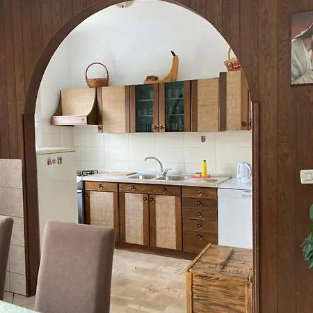 Retro Stone, Apartment Split