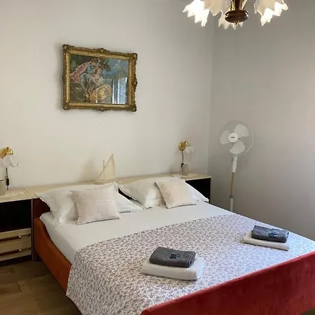 Retro Stone, 아파트 스플리트